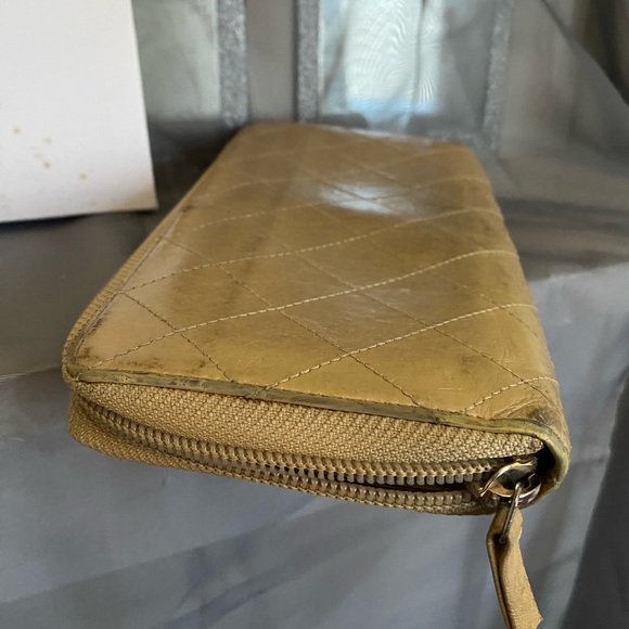 CHANEL - Picture 7 of 8